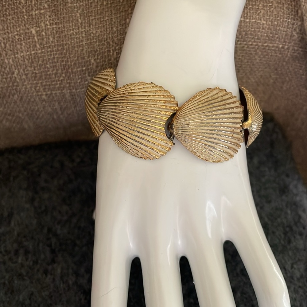 Vintage Gold tone Shell Bracelet - Picture 2 of 7